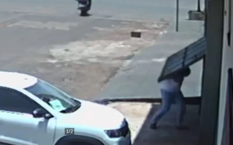No vídeo das câmeras de segurança é possível ver o momento no qual a mulher e 'engolida' pelo portão | Foto: Reprodução