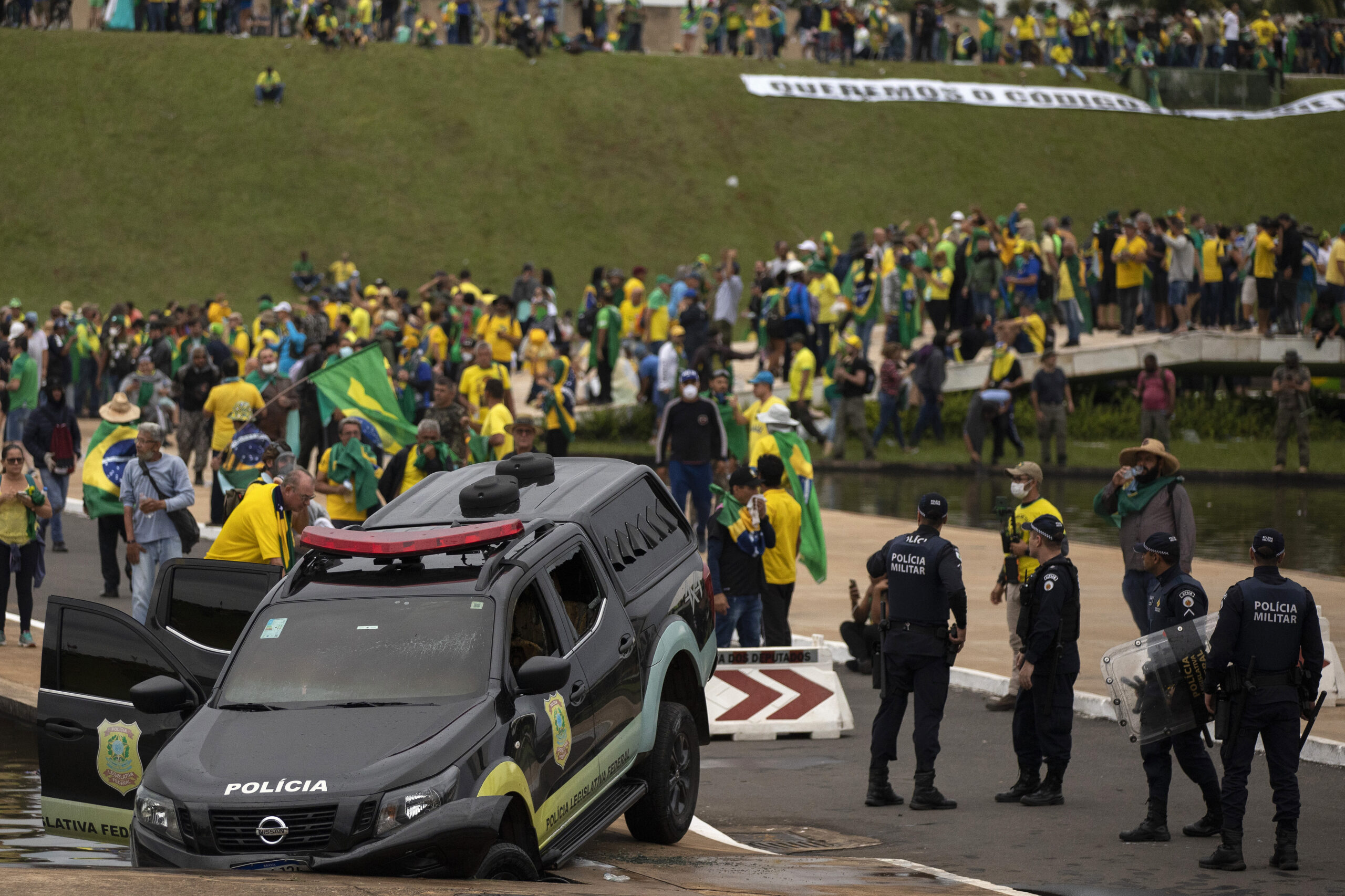 Manifestantes fazem ato contra governo no dia 8 de janeiro 2023