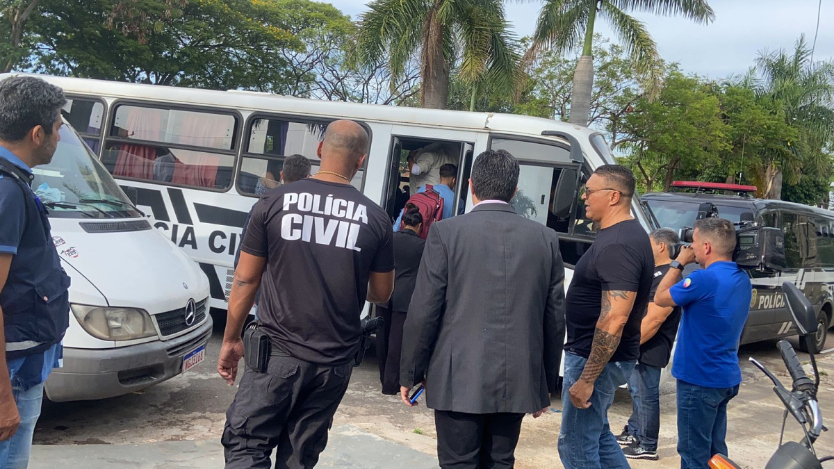 Policiais civis, prenderam 21 pessoas e apreenderam um adolescente de 17 anos | Foto: Reprodução