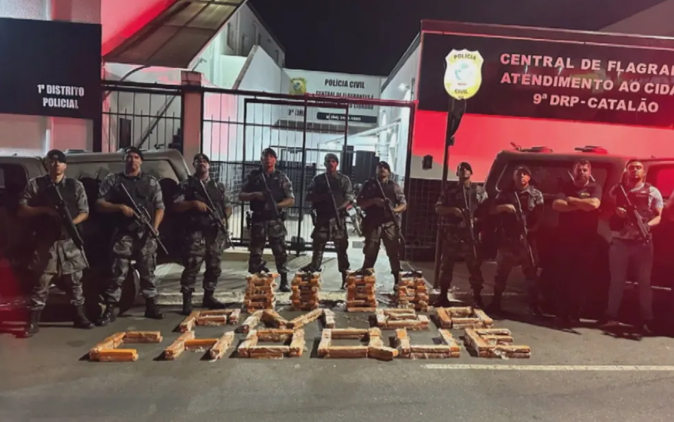 Com os suspeitos, foram apreendidos 180 kg de droga e cinco armas de fogo | Foto: Reprodução