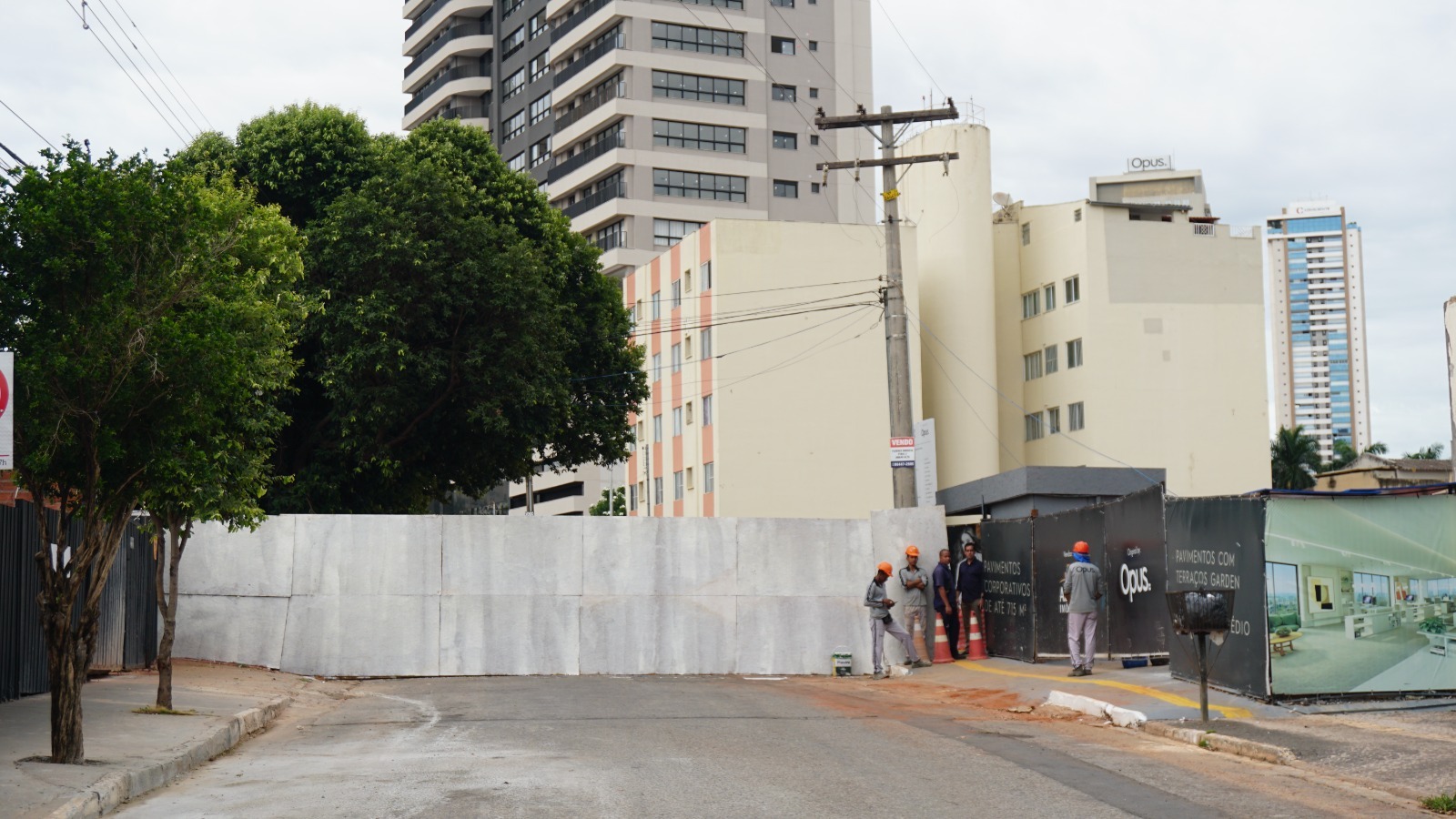 Os moradores do edifício foram evacuados e encaminhados para um hotel após o desabamento da via. | Foto: Leandro Braz/ O Hoje