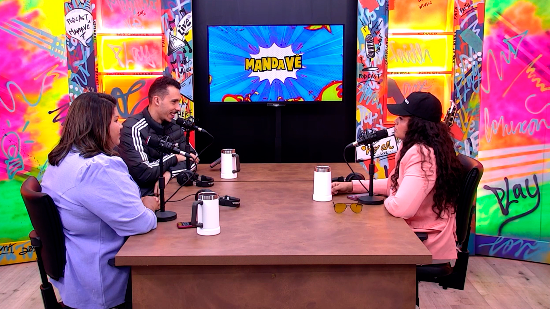 Com a apresentação de Juan Allaesse e Isabella Lima, o programa tem como primeira convidada Luiza Martins. | Foto: Reprodução