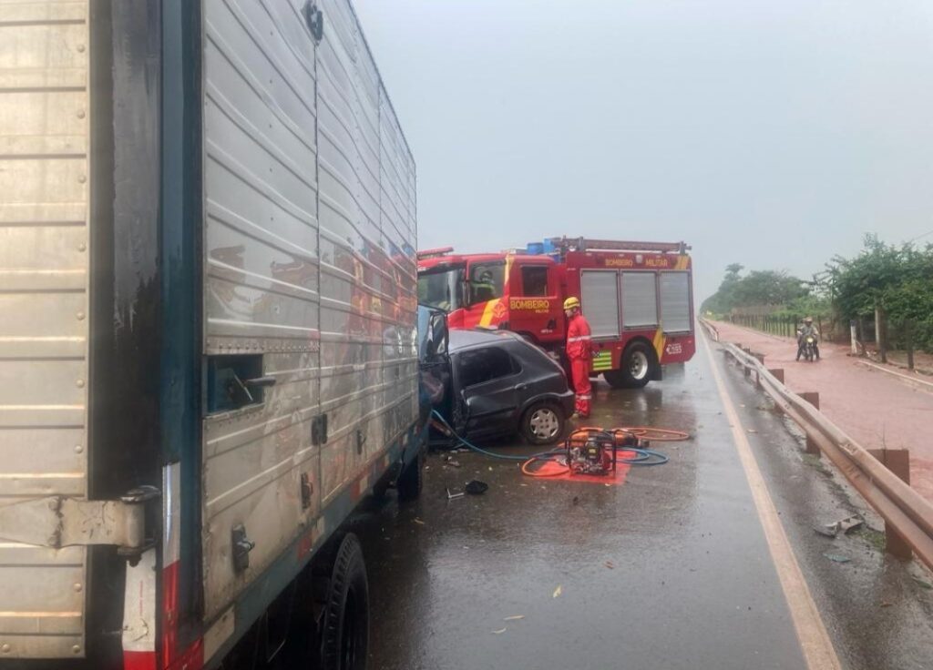 Mulher morre após colisão frontal entre carro e caminhão na GO-330 em Anápolis