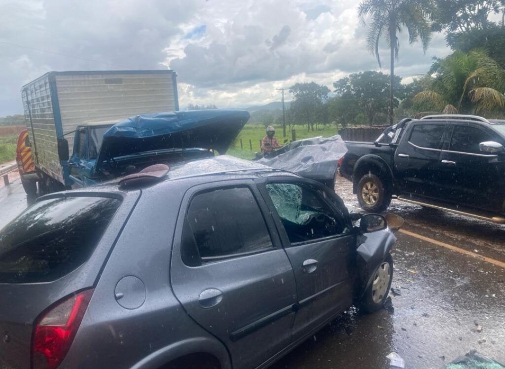 Mulher morre após colisão frontal entre carro e caminhão na GO-330 em Anápolis