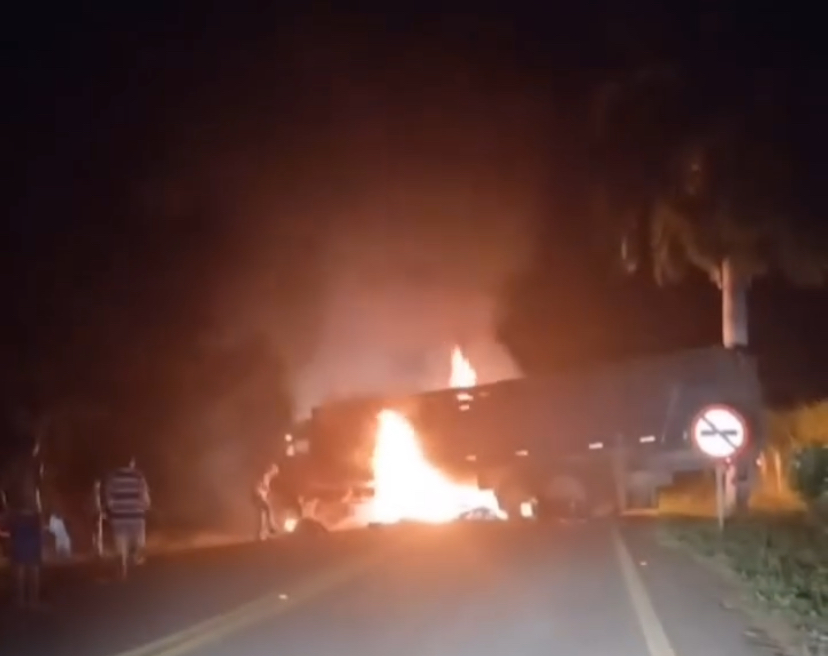 Três jovens perdem a vida em acidente na GO-426, município de Santa Tosa de Goiás | Foto: Vídeo / Reprodução