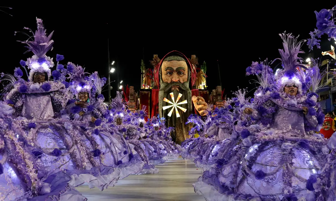 Cultura indígena também foi celebrada no Sambódromo. | Foto: Agência Brasil