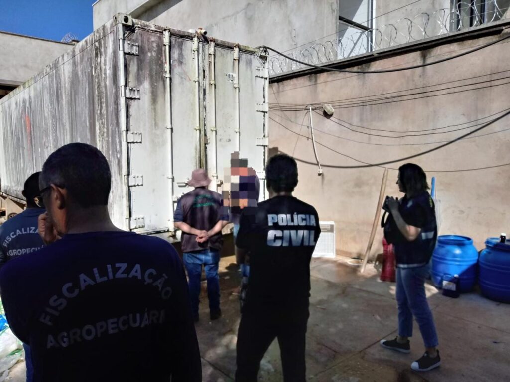 Seis toneladas de carnes são apreendidas em depósito clandestino infestado por moscas e lixo, em Goiânia