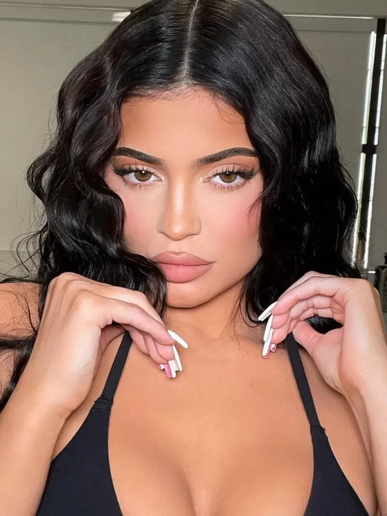 10 pessoas mais seguidas do Instagram no mundo 2 175165967 870747677148780 1337056519583768385 n