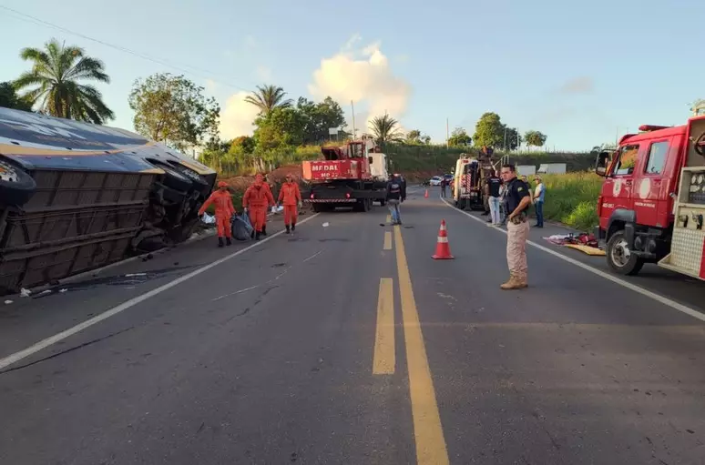 Ônibus de turismo tomba e deixa 9 mortos em rodovia na Bahia