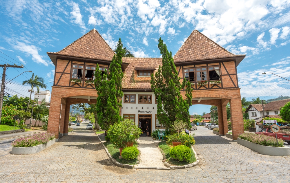 7 destinos no Brasil que vão te fazer sentir na Europa 6 pomerode Credito editorial William Avila Shutterstock.com shutterstock 2109732470