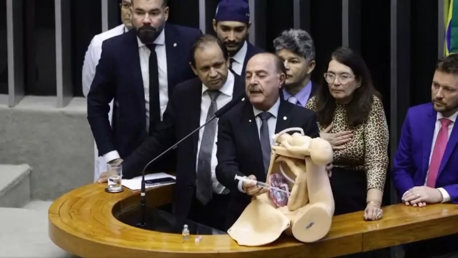 Zacharias Calil: deputado goiano simula aborto em plenário|Zacharias Calil: deputado goiano simula aborto em plenário
