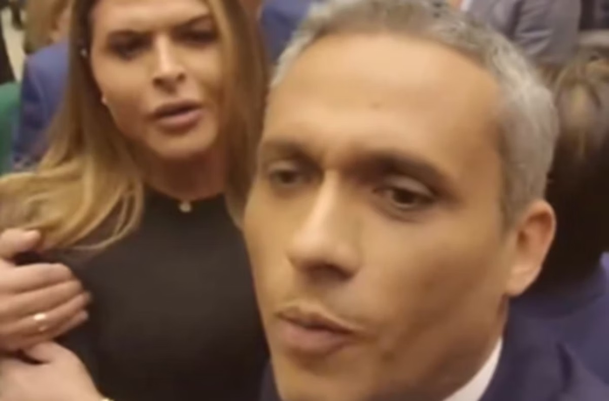 Os registros rapidamente tomaram as redes sociais. Nas cenas é possível observar quando a deputada Silvye pede a palavra ao presidente da Câmara, Arthur Lira | Foto: Reprodução