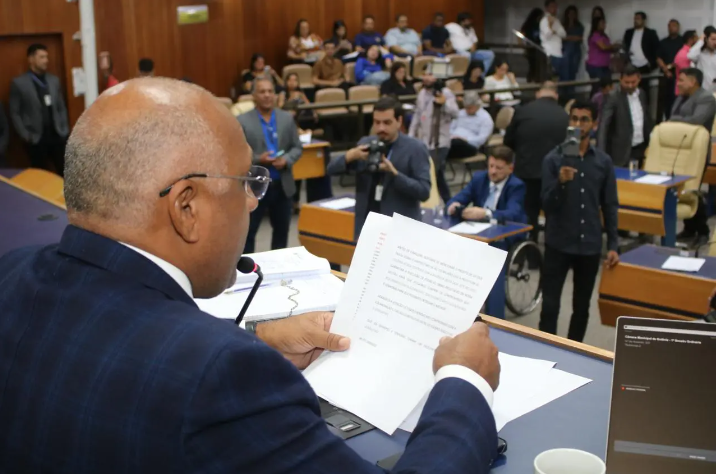 Opositores ao governo do município acreditam que a possibilidade de abrir investigação é uma forma de pressionar o prefeito Rogério Cruz a não realizar reformas em seu secretariado antes da eleição municipal deste ano | Foto: Reprodução/Câmara de Goiânia