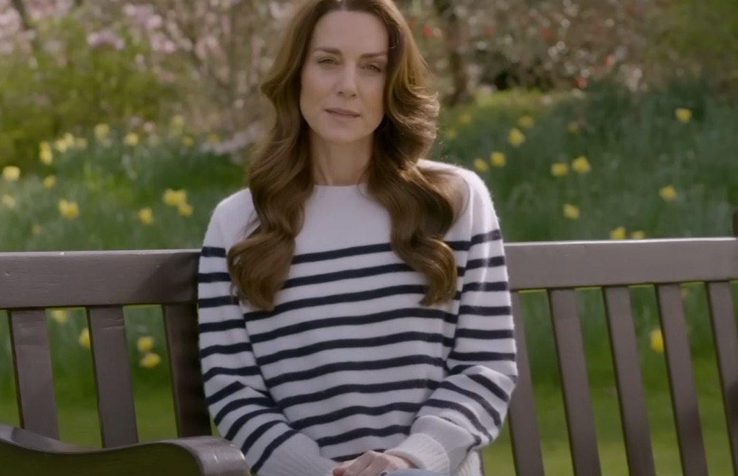Kate Middleton não vai usar perucas enquanto enfrenta tratamento contra câncer. Reprodução/Youtube