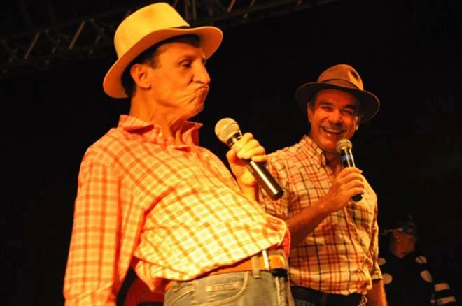 SHOW NILTON PINTO E TOM CARVALHO EM CALDAS NOVAS FOTO TARCISIO ARARUNA SECOM 530x351 1