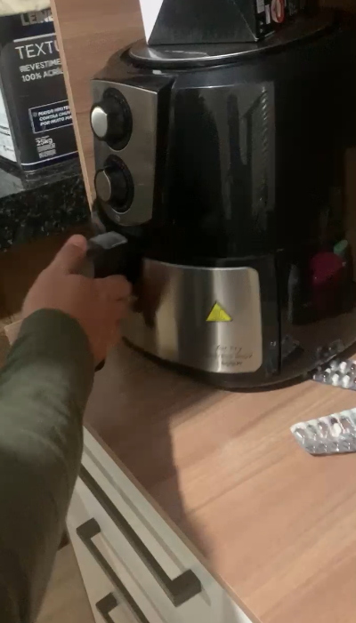 Homem é preso com 300 invólucros de cocaína escondidos em AirFryer, diz polícia