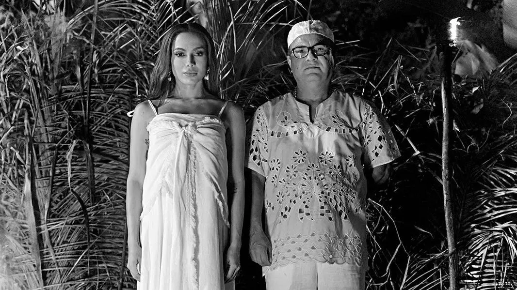 Anitta e seu pai de santo. Imagem: Reprodução/Instagram
