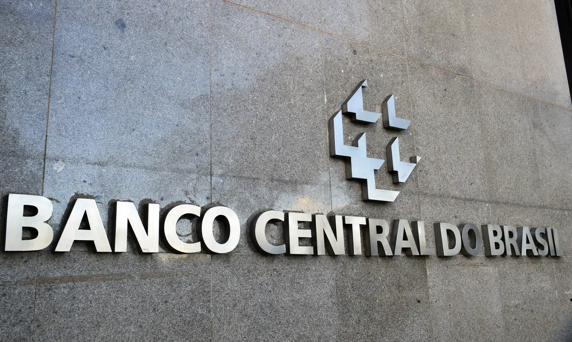 Brasil registra déficit de US$ 2,5 bi em contas externas em abril