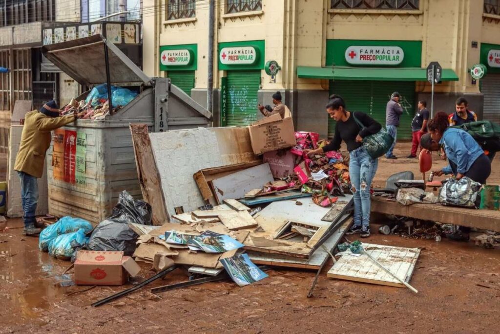 Porto Alegre é tomada por lixo após água começar a baixar