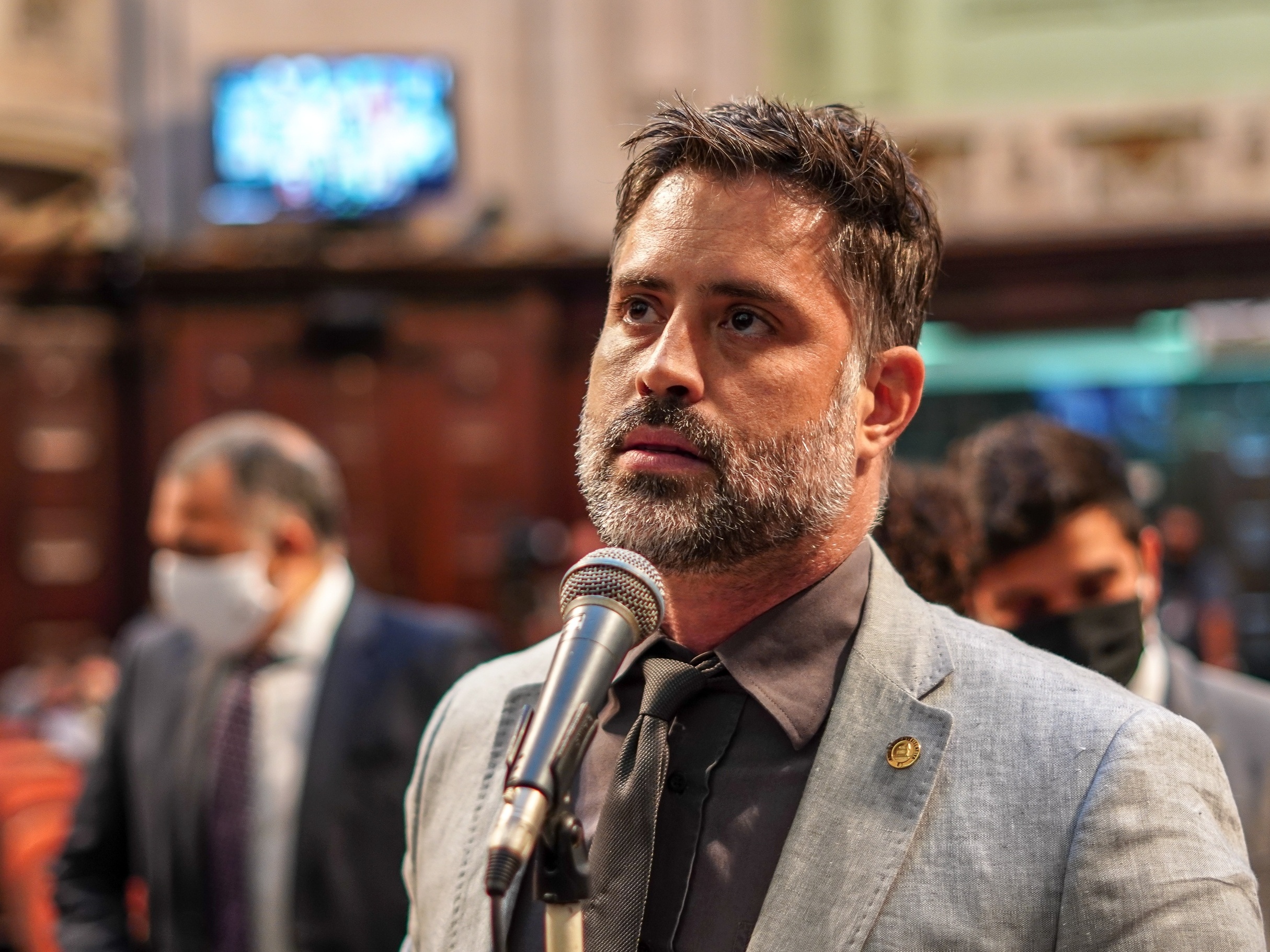 Ex-deputado é multado em R$ 30 mil após publicação racista