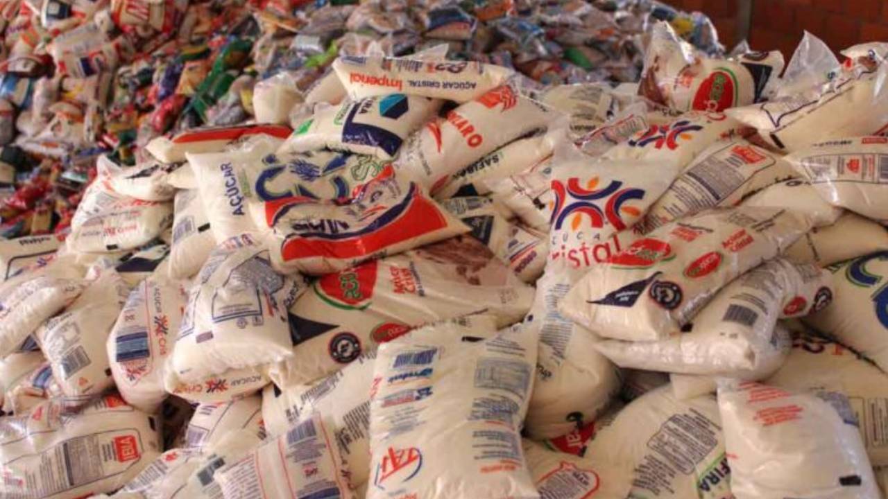 Para entrar, é necessário levar dois quilos de alimentos não perecíveis que serão doados às vítimas do Rio Grande do Sul