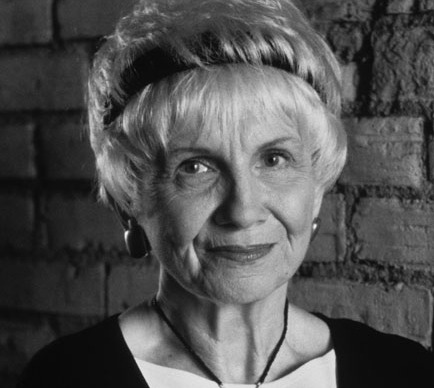 Escritora Alice Munro, considerada a “a Tchekhov do Canadá”. Imagem: Reprodução/Companhia das Letras