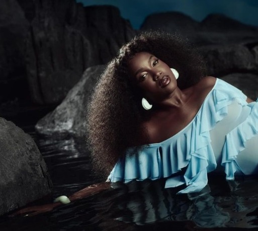 Grávida do momento: Iza estrela sua primeira capa. Imagem: Reprodução/Instagram