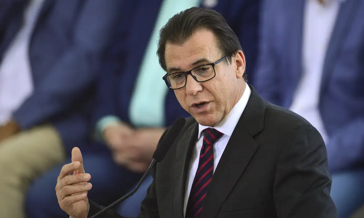 Ministro adia pela 3ª vez medida que limita trabalho aos feriados