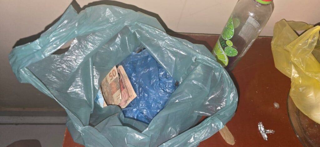 Homem com tornozeleira eletrônica é preso com ‘delivery’ de drogas em Goiânia