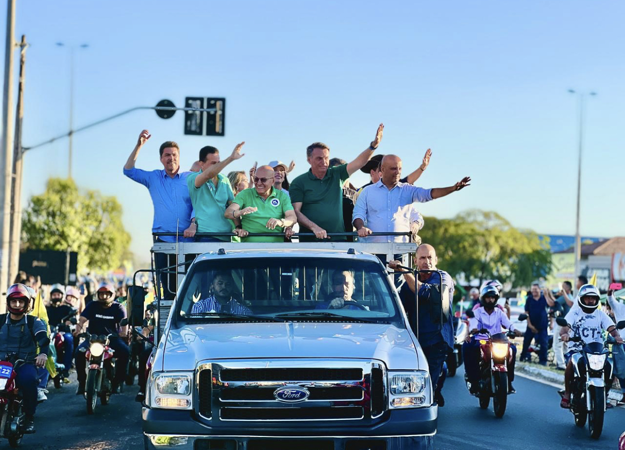 Em cima de um trio elétrico, Bolsonaro discursou e disse que tem objetivos em comum com Alcides | Foto: Reprodução/Instagram
