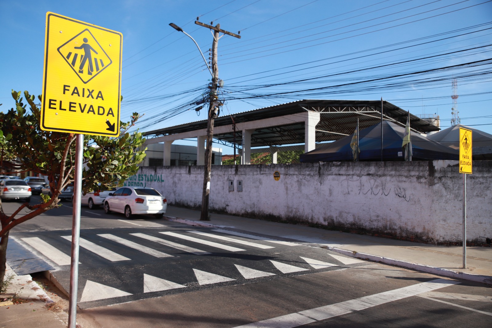 Faixa elevada foi instalada em frente à Escola Municipal Valdir Gonçalves de Aguiais | Foto: Rodrigo Estrela