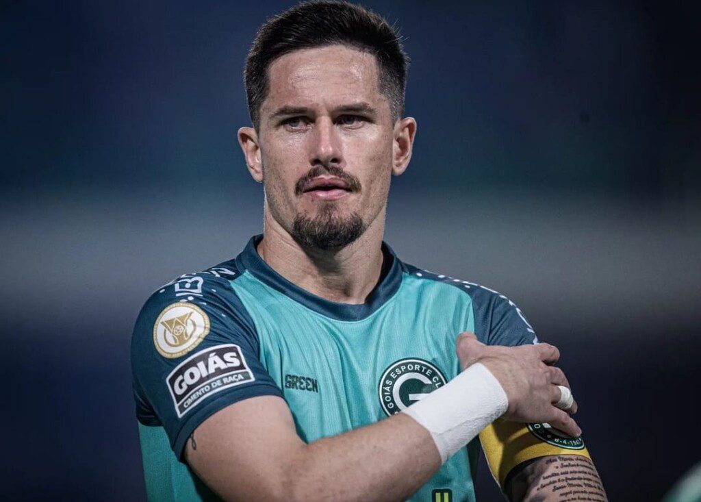 Nessa temporada Tadeu renovou seu contrato com o Goiás até o fim de 2028. O goleiro chegou a receber propostas do Santos e do Internacional | Foto: Heber Gomes / Goiás