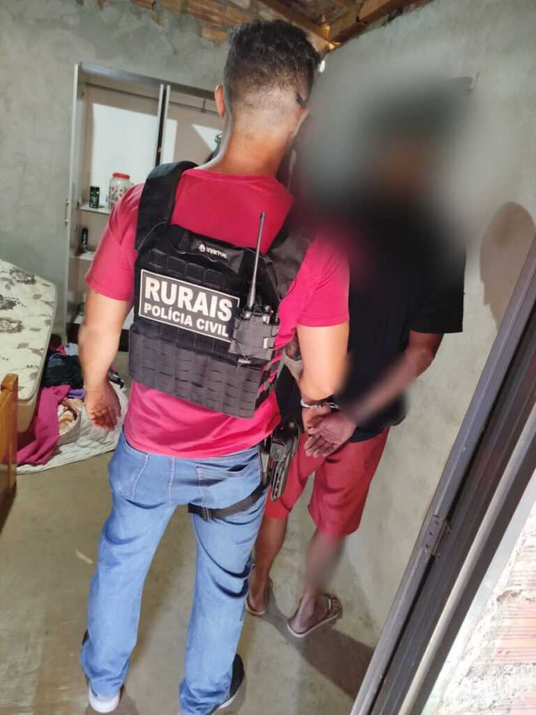 Delegado flagra suspeito vendendo drogas em frente a prédio em Goiânia