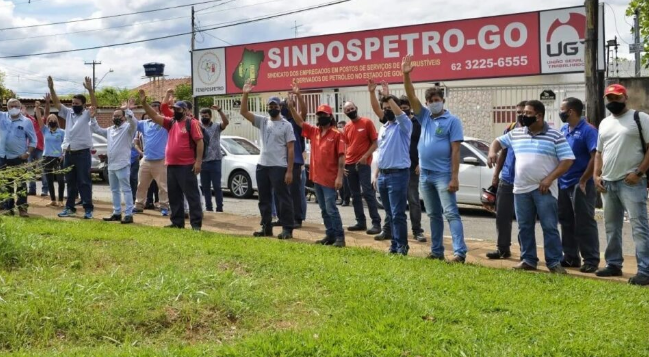 Os trabalhadores reclamam e pedem melhores condições de trabalho e pagamento justo. | Foto: Divulgação.