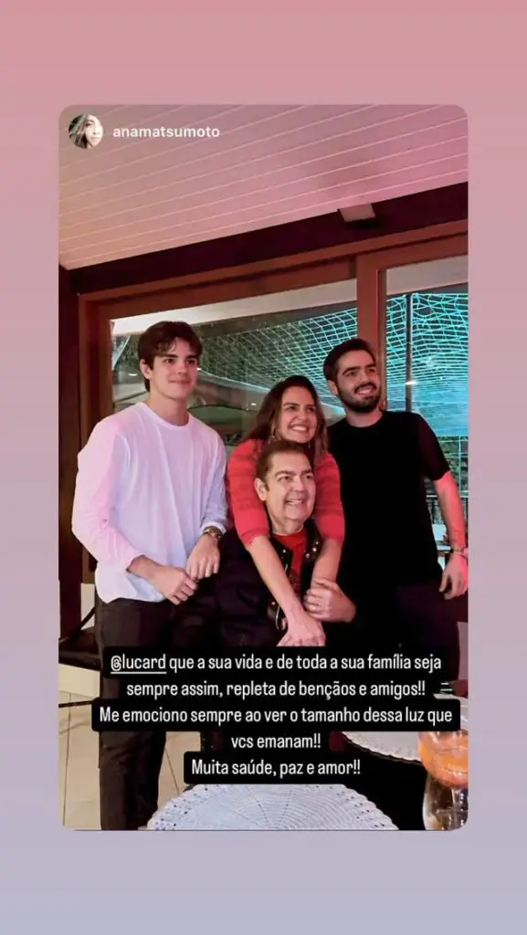 Faustão aparece sorridente durante festa em família