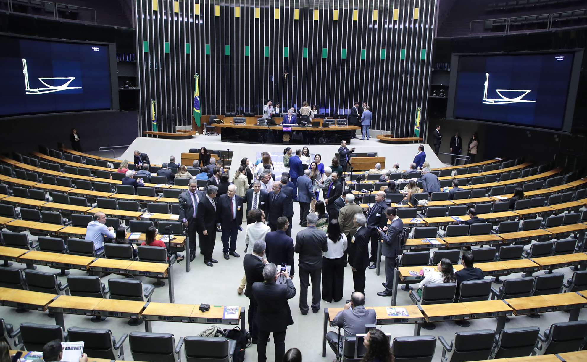 A proposta promove o maior perdão da história a irregularidades cometidas por partidos. | Foto: Câmara