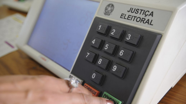 Punição é prevista e é obrigatório o aviso de IA se usada em propaganda eleitoral. Foto: Reprodução/Agência Brasil.