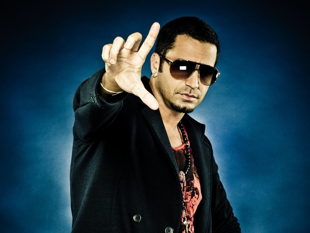 latino posa para novo ensaio fotografico 6912