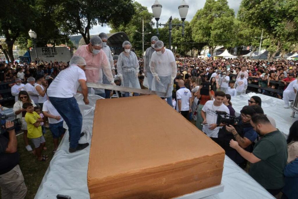 Cidade mineira bate o recorde de maiores queijo e doce de leite de mundo