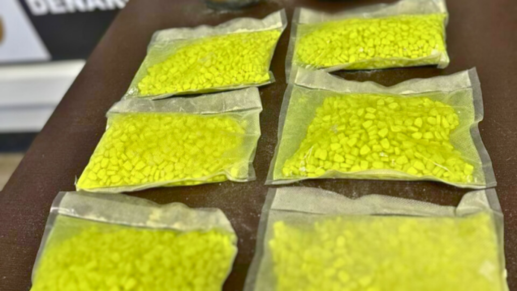 Suspeito é preso com R$ 1 milhão em drogas escondidas em latas de suplementos