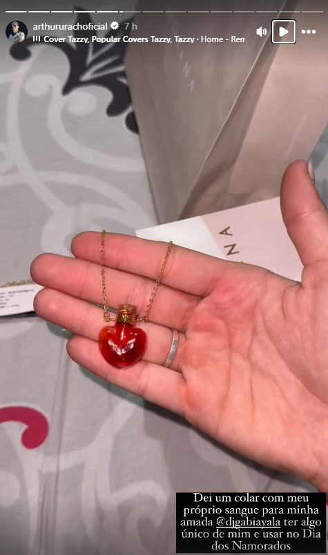 Filho de Andressa Urach presenteia namorada com colar com o próprio sangue
