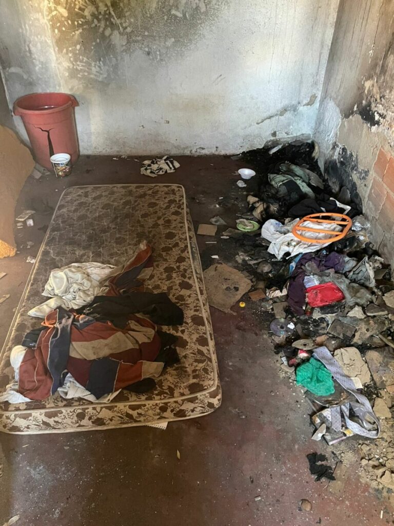 Polícia: idoso vivia em casa sem teto, energia e água potável