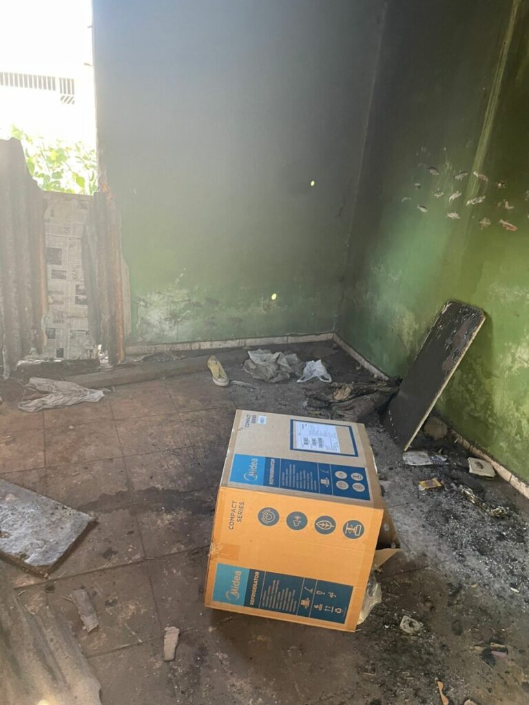Polícia: idoso vivia em casa sem teto, energia e água potável