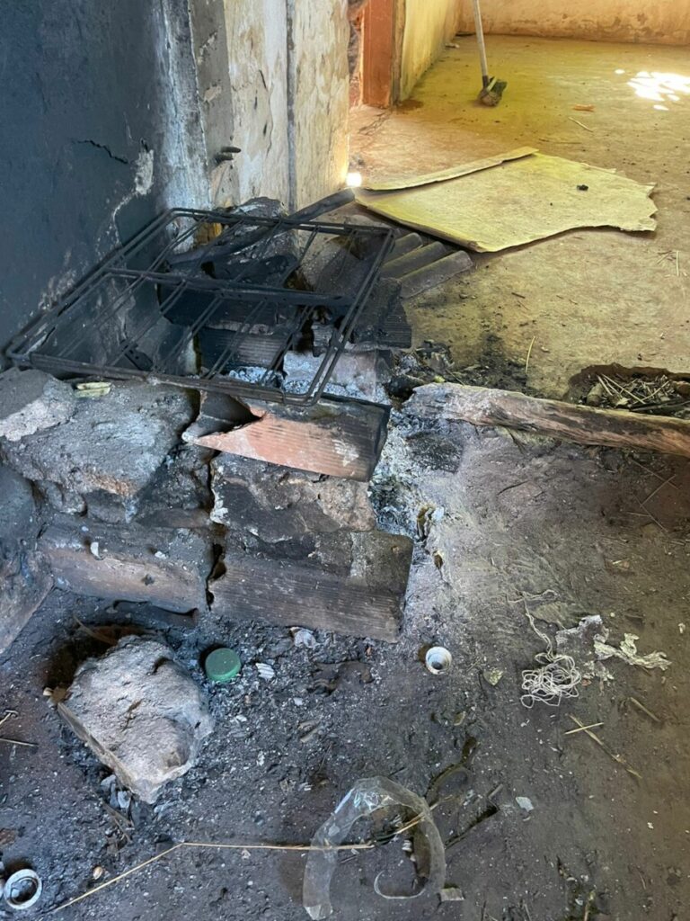 Polícia: idoso vivia em casa sem teto, energia e água potável