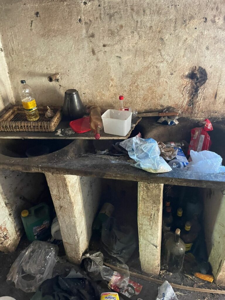 Polícia: idoso vivia em casa sem teto, energia e água potável