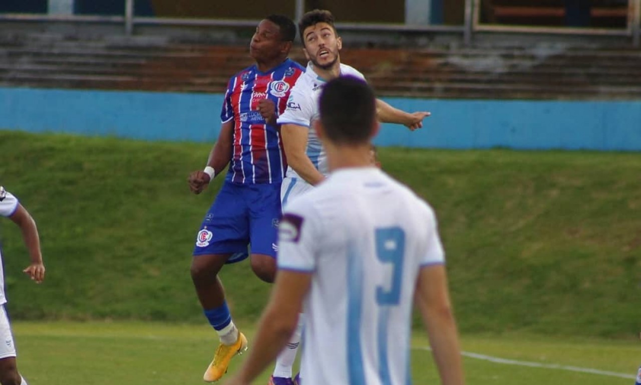 Atacante Lucão (camisa 9), foi o responsável pelo primeiro gol na vitória da raposa que já está classificada para a próxima fase | foto: Diogo Moura / Grêmio Anápolis