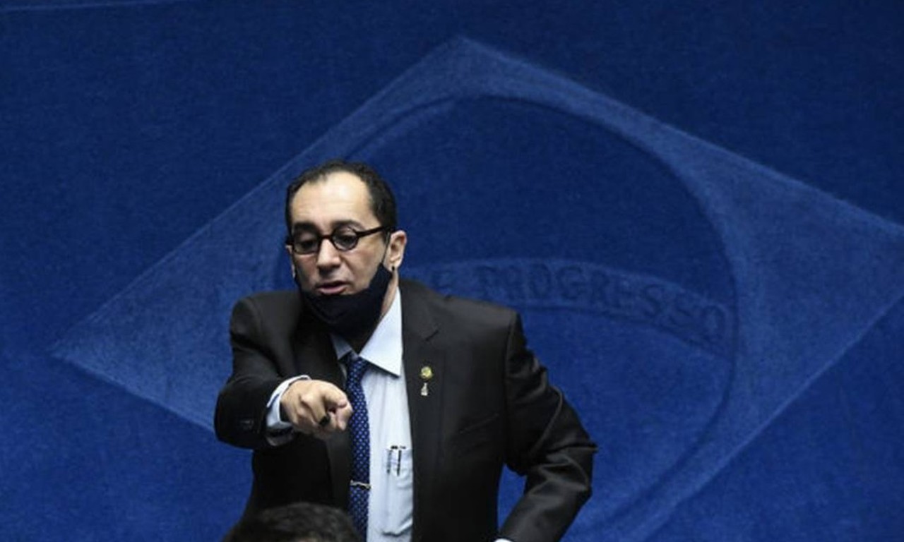 O senador foi um dos articuladores para a instalação da comissão no Senado, mas se envolveu em polêmica, ao divulgar uma conversa telefônica com Bolsonaro | Foto: reprodução