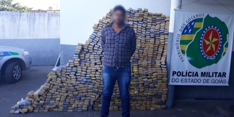 Homem é preso suspeito de transportar uma tonelada de maconha (Foto: Reprodução/PM) 