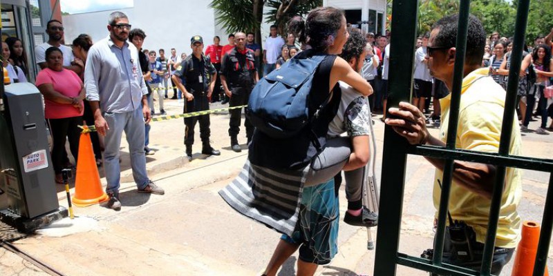 Estudantes chegam a colégio para a realização das provas (Foto: Wilson Dias/Arquivo Agência Brasil)