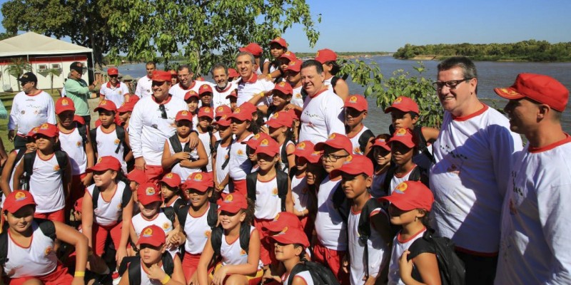 O ex-governador Marconi Perillo e o deputado federal Giuseppe Vecci acompanharam o governador José Eliton ao rio Araguaia